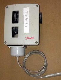 Danfoss TEMPERATURE TYPE RT101 Tmperature Control （Box Case Cracked） on ...