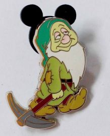 Disney Commemorative badges The dwarf Series of Carry a hoe 005