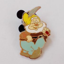 Disney Commemorative badges The dwarf Series of  Carry a hoe 001