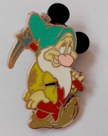 Disney Commemorative badges The dwarf Series of  Carry a hoe 002