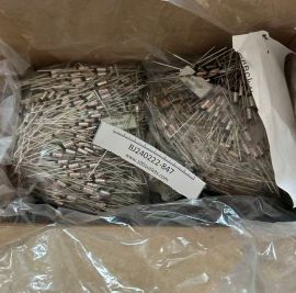 About 1000 Elmwood D series temperature fuses D070-002F