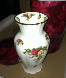 Royal Doulton old contry roses Montrose Vase Bone China OCRGWS middle size 23cm